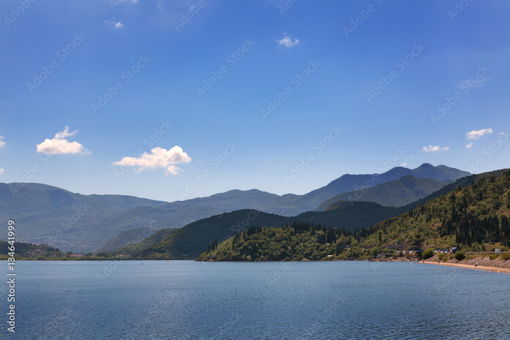 Вид на воды Скадарского озера.  Черногория.