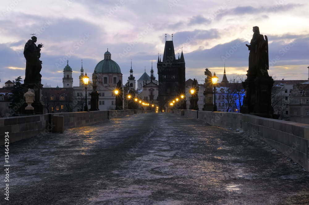 Fototapeta premium Praga, Most Karola wczesnym rankiem