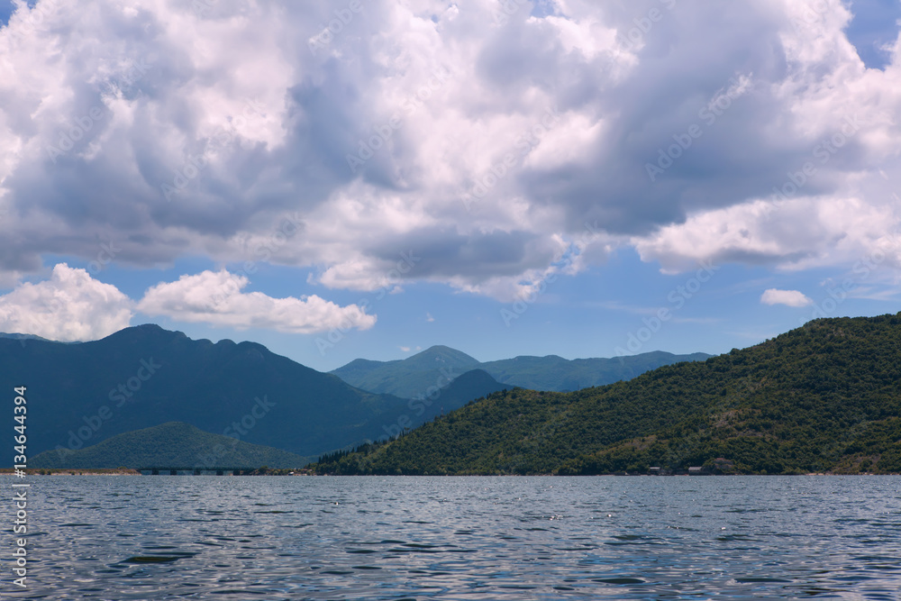 Вид на озеро и его холмистые  берега. Черногория.