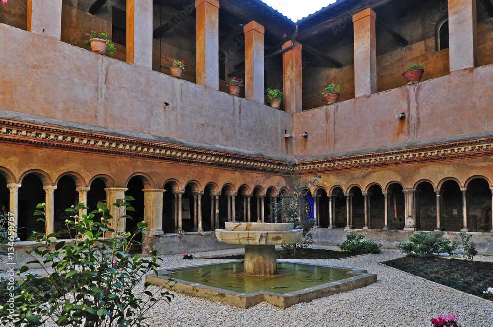 Fototapeta premium Roma, il chiostro della Basilica dei Santi Quattro Coronati al Celio