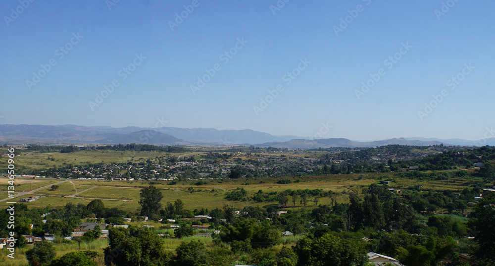 Landschaft in Swasiland/Blick über das Middleveld im Königreich Swasiland, Dörfer und fruchtbare Landschaft, im Hintergrund die Lubombo-Berge, wolkenloser Himmel.