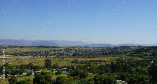 Landschaft in Swasiland/Blick über das Middleveld im Königreich Swasiland, Dörfer und fruchtbare Landschaft, im Hintergrund die Lubombo-Berge, wolkenloser Himmel.