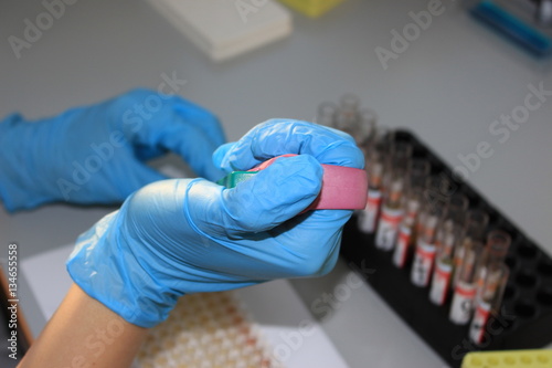 В биохимической лаборатории проводятся анализы крови