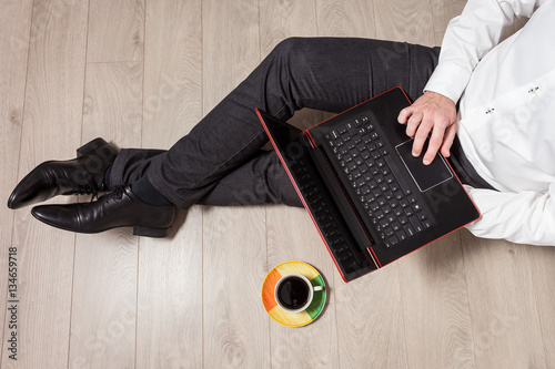 Mężczyzna korzysta z laptopa podczas pracy biurowej