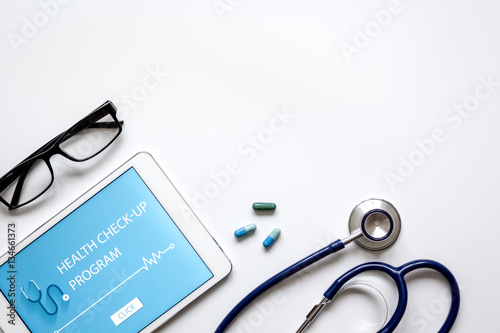 Εκτύπωση καμβά concept time health check up on white background top view