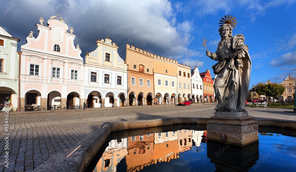 Obraz premium pomnik św. Margaret na placu miejskim Telc lub Teltsch