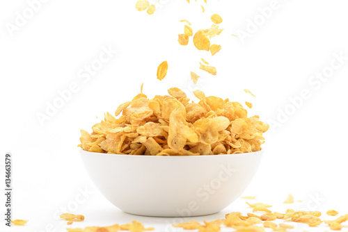 Cereales en bol con fondo blanco