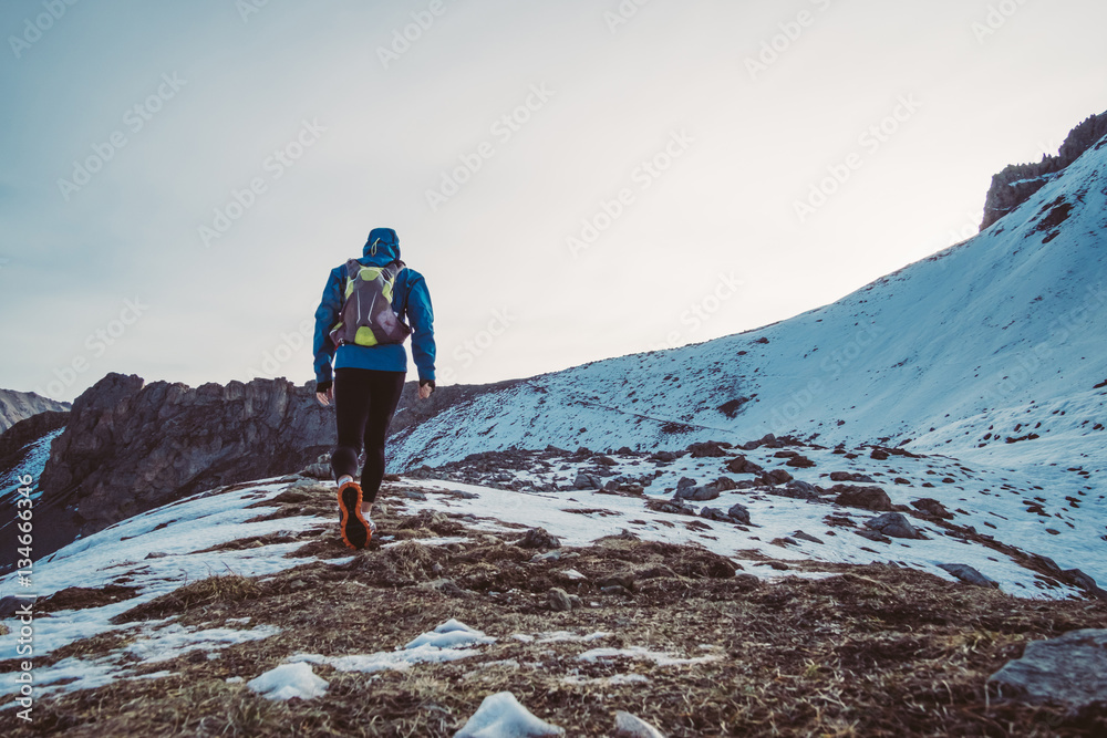 Obraz premium Man running on the snow on a mountain