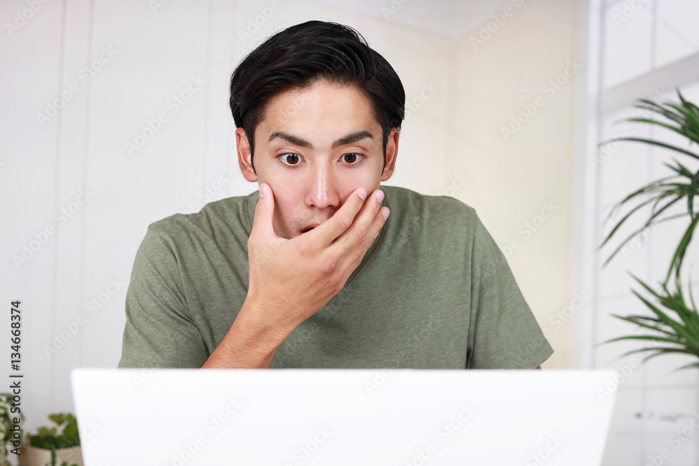 驚いた表情の男性