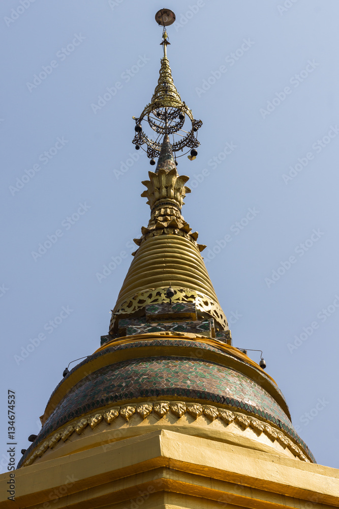 Naklejka premium golden pagoda in thai temple