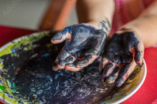 Canvas Print Niño jugando con tempera