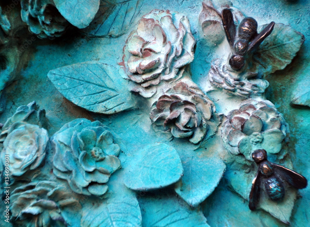 Naklejka premium Sagrada familia - Fantasievolles Ornament mit Blumen und Bienen des Künstlers Etsuro Sotoo am Barmherzigkeitsportal