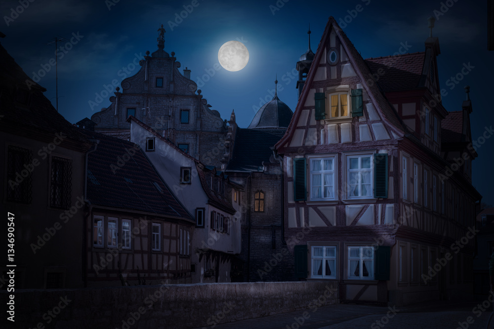 Dorf bei Mondschein