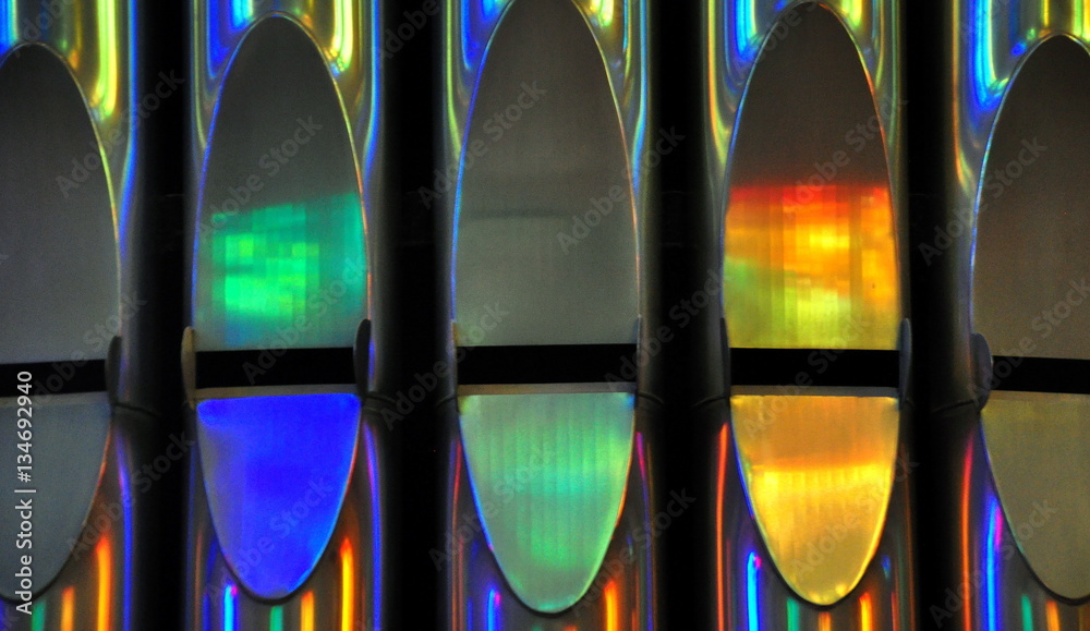 Fototapeta premium Farbig glänzende Orgelpfeifenreihe in der Sagrada familia