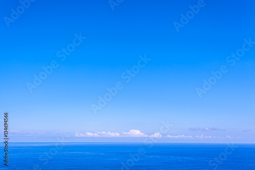 ciel bleu outremer au-dessus de l'océan Indien 