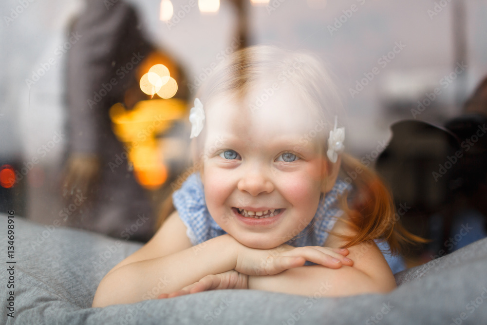 Fototapeta premium Girl in window