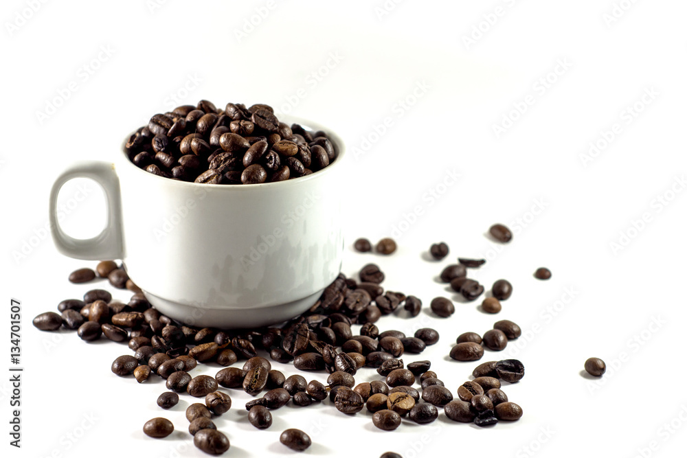 Naklejka premium Coffee beans isolated with a white background