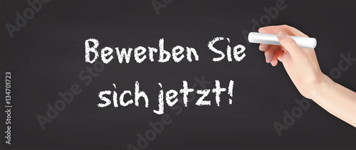 Hand schreibt auf Kreidetafel - Bewerben Sie sich jetzt