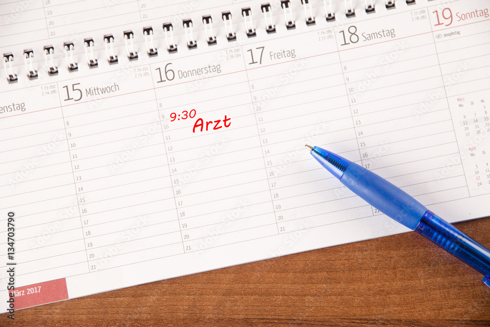 Arbeitsplatz im Büro, Schreibtisch mit Kalender, Stift, Papier, Arbeitsplatz im Büro, Schreibtisch mit Kalender, Stift, Papier,