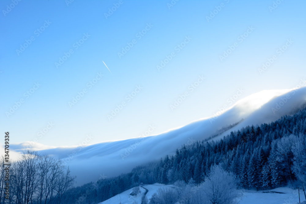 Panorama - Landschaft Winterbild mit schönem Nebel bei Sonnenlicht Panorama - Landschaft Winterbild mit schönem Nebel bei Sonnenlicht