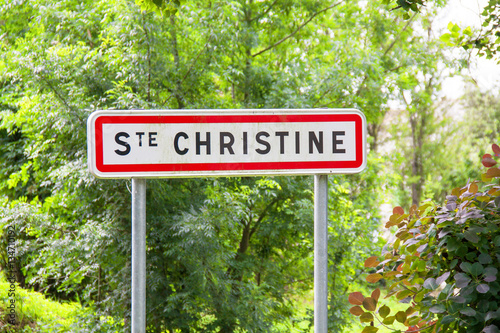 Tableau sur toile Ste Christine, panneau indicateur dans le Marais Poitevin sous ciel nuageux, Poi