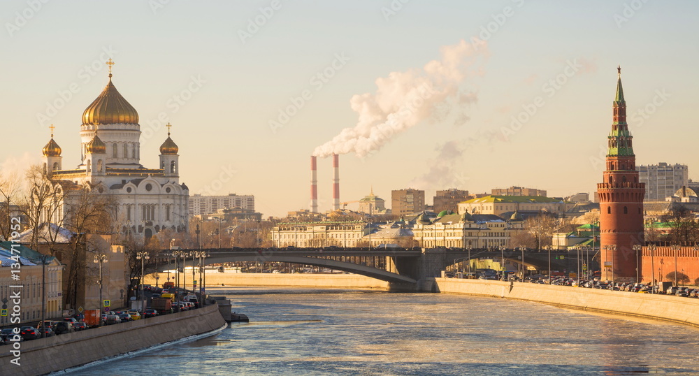Obraz premium View of the Temple of Christ the Savior in Moscow winter