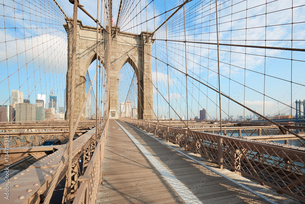 Fototapeta premium Widok pusty Brooklyn Bridge w porannym słońcu, Nowy Jork