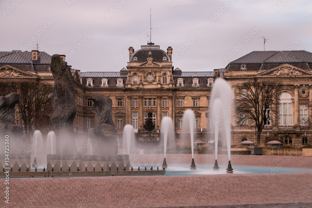 Place de la république de Lille avec préfecture et jet d'eau en pose longue