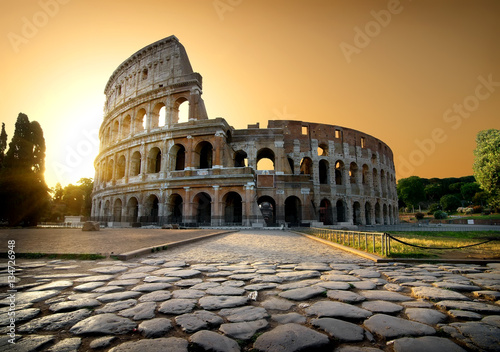 Valokuva Colosseum and yellow sky