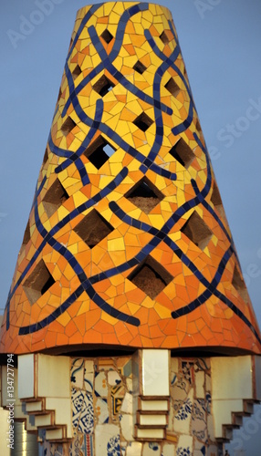 Fotografia Dekorativer Schornstein auf dem Dach von Gaudis Palau Güell