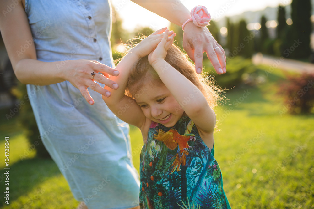 Obraz premium Dancing Family in Sunlight