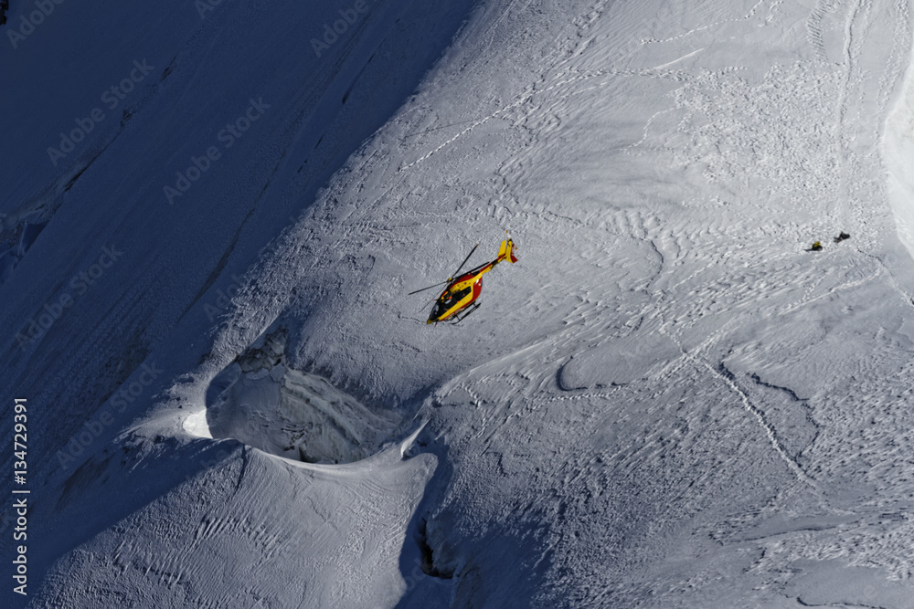 Hélicoptère en intervention secours en montagne, depuis l'Aiguille du midi (3842m), Haute-Savoie, France