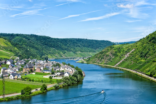 Typische Mosel Landschaft zwischen Beilstein und Cochem mit Schleuse im Hintergrund 