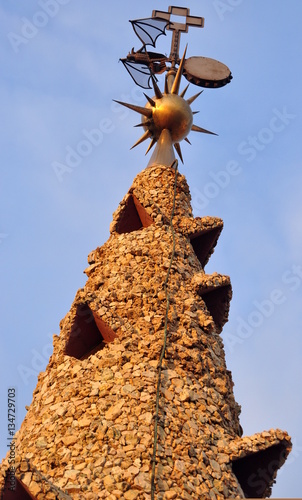 Phantasievoller Schornstein mit Kugelspitze auf dem Dach von Gaudis Palau Güell photo