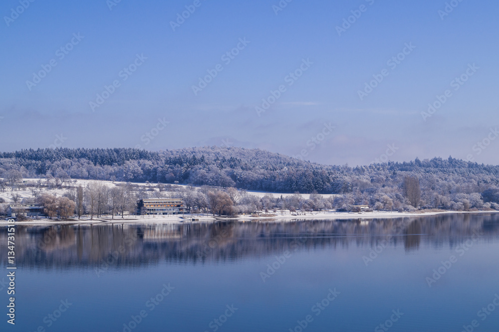 NaturFreundehaus Bodensee mit blauen Himmel zur Winterzeit NaturFreundehaus Bodensee mit blauen Himmel zur Winterzeit