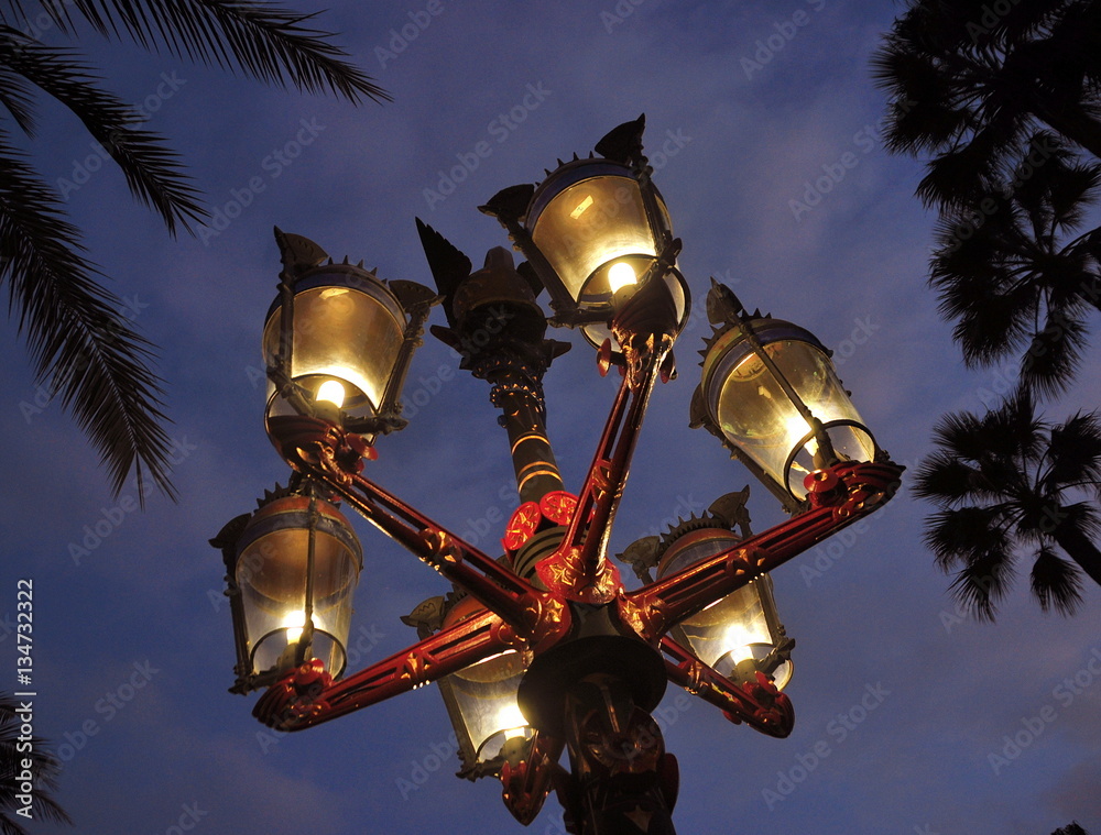 Obraz premium Antike Laterne leuchtend vor dunklem Abendhimmel