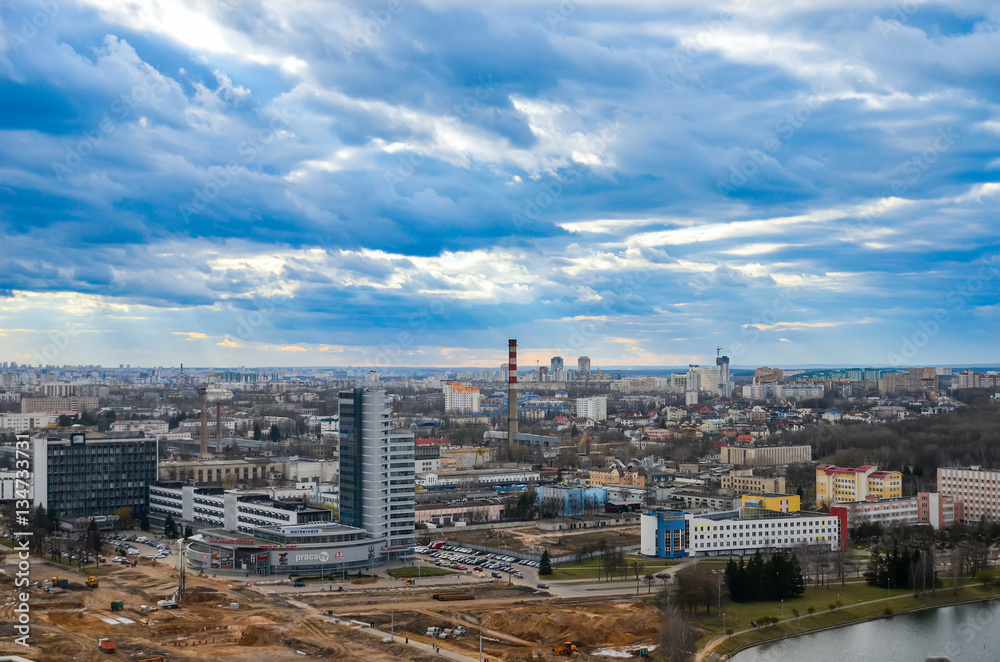 Fototapeta premium BIAŁORUŚ, MIŃSK - KWIECIEŃ 08/2015: Uczniowie wspięli się na szczyt Białoruskiej Biblioteki Narodowej.