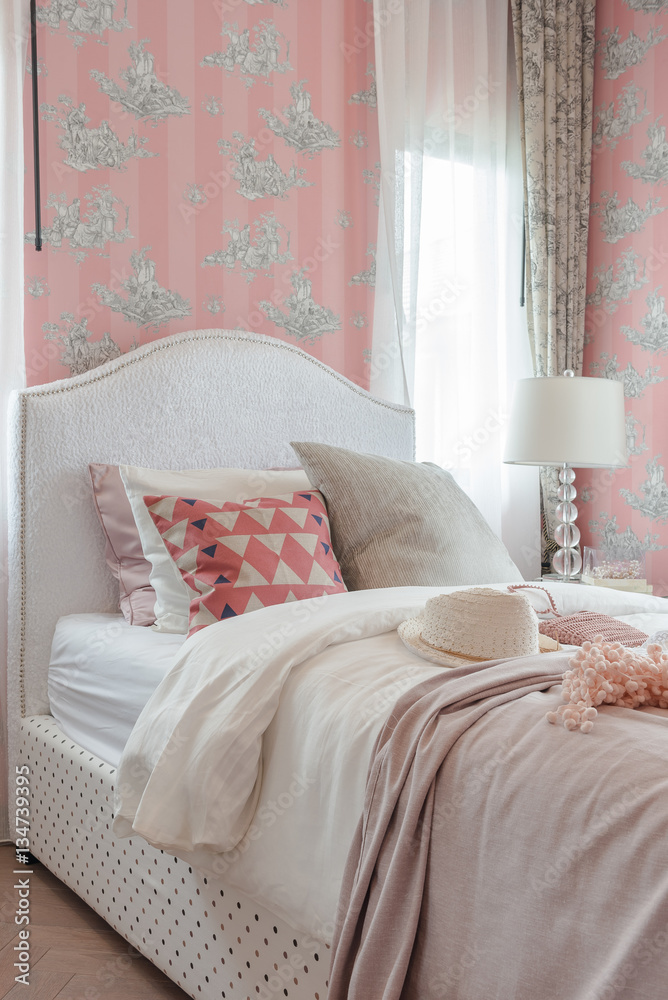 pink color tone bedroom with classic bed style pink color tone bedroom with classic bed style