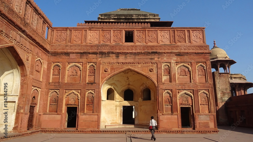 Jahangir mahal. Fachada del edificio central . Fuerte Rojo de Agra. Uttar Padesh. India 