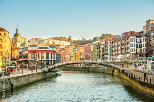 Fototapeta brzeg rzeki Bilbao w słoneczny dzień, Hiszpania