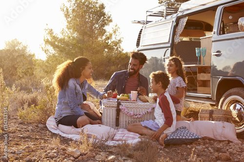 Photo sur Aluminium Family having a picnic beside their camper van, full  length - Nikkel-Art.fr