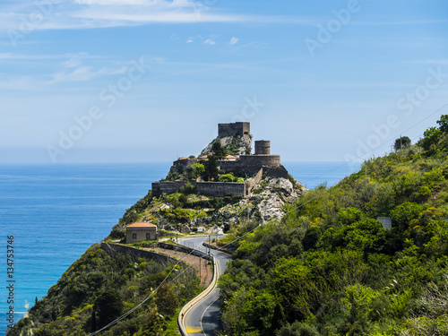 Blick über die Küste von Sant Alessio Sculo und das Castello Saraceno, Sant'Alessio Village, Sizilien, Italien photo
