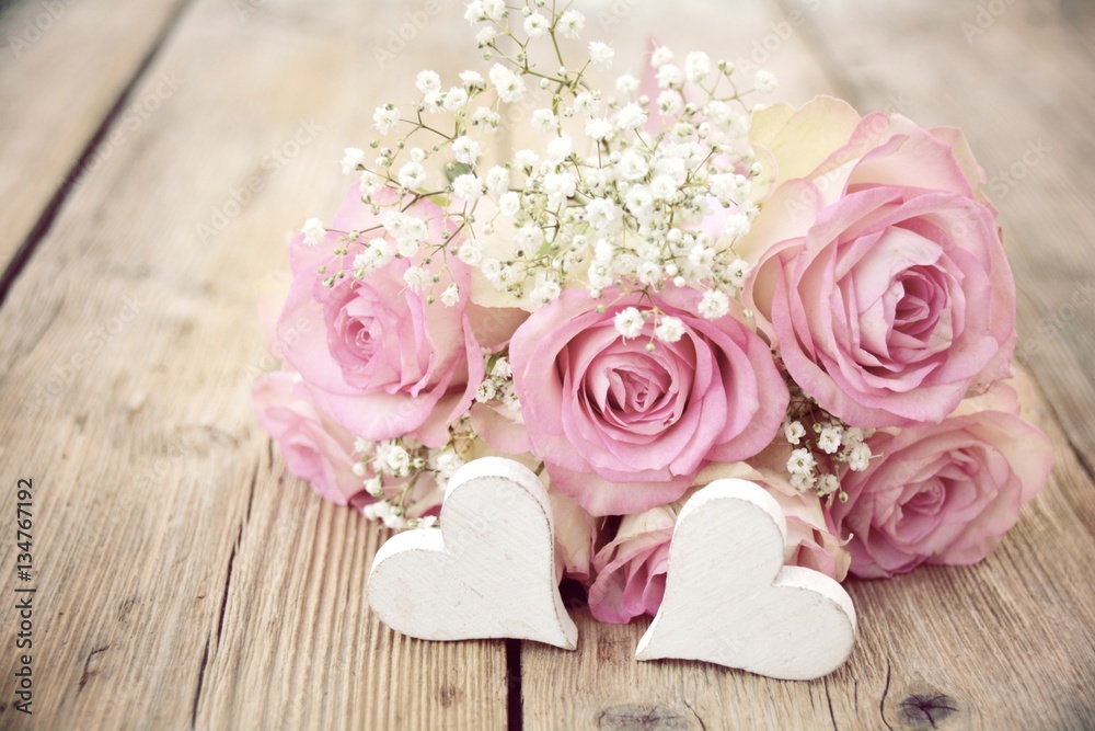 Naklejka premium Bukiet róż z sercami - vintage