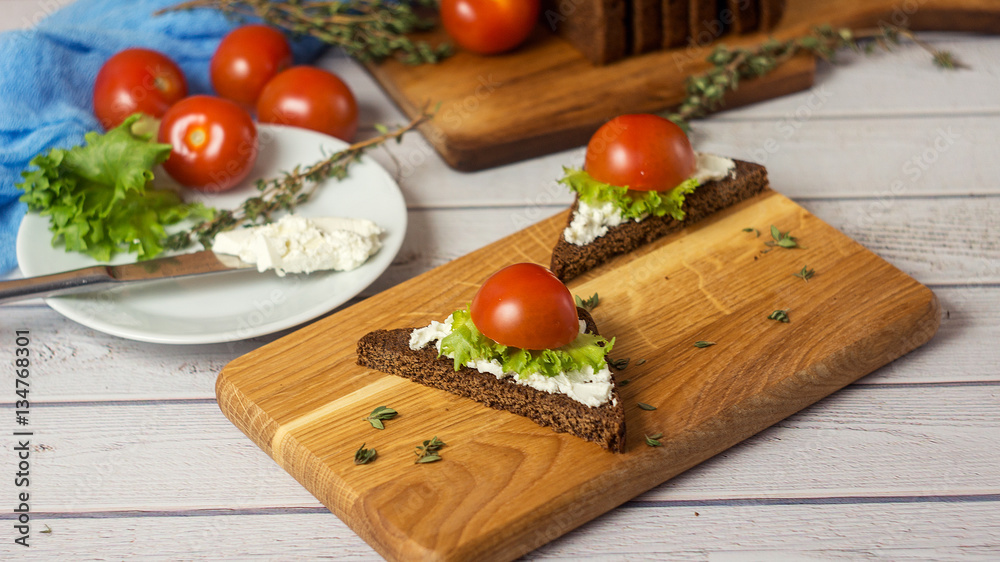 Healthy Snacks Sandwiches with goat cheese, salad, cherry tomatoes Healthy Snacks Sandwiches with goat cheese, salad, cherry tomatoes