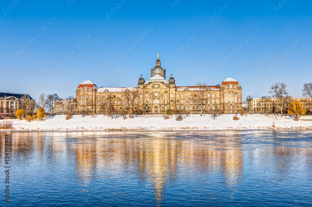 Sächsische Staatskanzlei im Regierungsviertel von Dresden - winterliches Elbufer