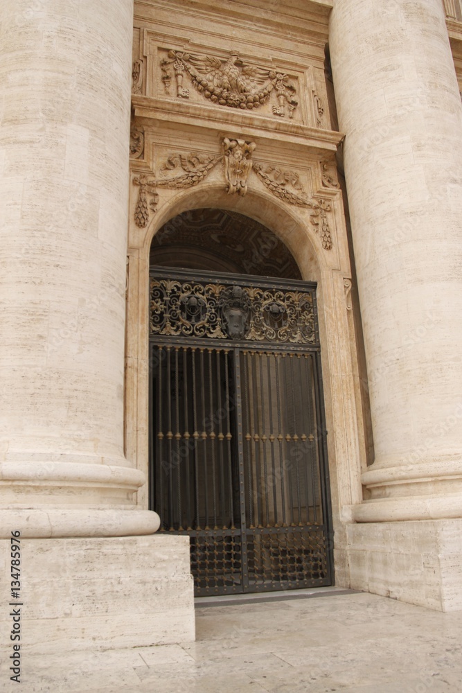 Porte de la Basilique Saint Pierre à Rome, Vatican Porte de la Basilique Saint Pierre à Rome, Vatican