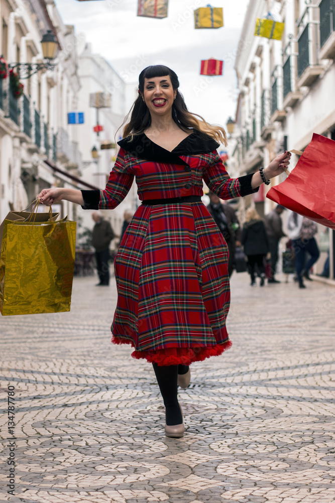 Pinup girl goes shopping