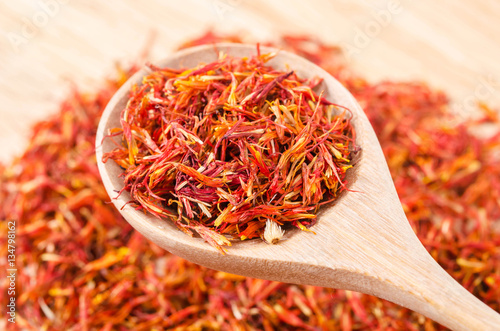 Valokuva Dry safflower in woonden spoon.