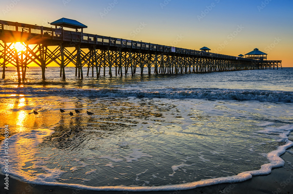 Obraz premium Ocean Atlantycki, malowniczy wschód słońca, Folly Beach w Południowej Karolinie