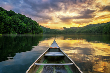 Leinwandbilder See Aluminiumkanu am Bergsee bei Sonnenuntergang  © aheflin